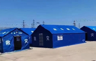 O Tangshan Pengcheng Outdoor ua matua a'afia i le fa'avasegaina o fa'agasologa o fale'ie fesoasoani mo fa'alavelave fa'afuase'i, fausia o se laina puipuia lelei mo sapalai fa'afuase'i.